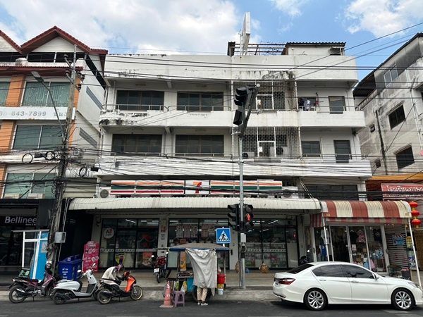 ขายตึก 3.5 ชั้น พร้อมผู้เช่า ตรงข้าม รร.เซนต์โยเซฟ ทำเลทองแบริ่ง (7-11) ซื้อแล้วรับรายได้ค่าเช่าต่อได้ทันที โทร 092-8309541 รูปที่ 2