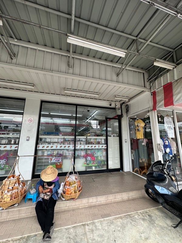 ขายตึก 3.5 ชั้น พร้อมผู้เช่า ตรงข้าม รร.เซนต์โยเซฟ ทำเลทองแบริ่ง (7-11) ซื้อแล้วรับรายได้ค่าเช่าต่อได้ทันที โทร 092-8309541 รูปที่ 6
