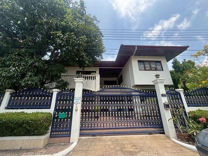 ขายบ้าน โซนปรีดีพนมพงค์ หมู่บ้านผกามาศ ปรีดีพนมพงค์ สุขุมวิท 71 ทำเลดีใกล้ใจกลางเมือง