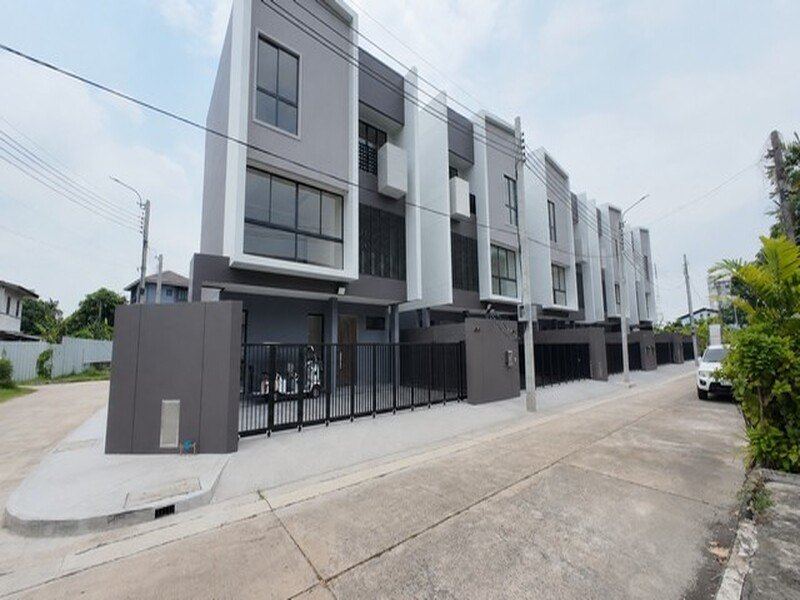 บ้านเดี่ยว Feel Town Lat Phara101  บ้านสวยทำเลดี ใส่ใจทุกรายละเอียด