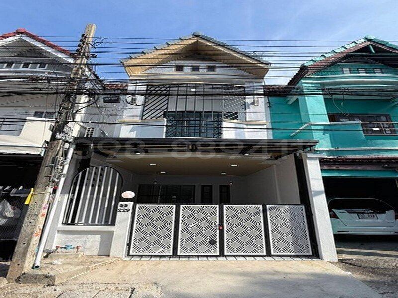 ทาวน์เฮ้าส์ 2 ชั้น ม.เลิศอุบล พระยาสุเรนทร์ 44 เนื้อที่ 16 ตรว 3นอน 2น้ำ การเดินทางสะดวก  ใกล้จุดขึ้นลงทางด่วน