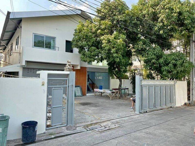 ให้เช่าโกดัง ที่ดิน 100 ตารางวา ออฟฟิศ พร้อมโกดัง พื้นใช้สอย 450 ตร.ม.ซอยลาดพร้าว 81