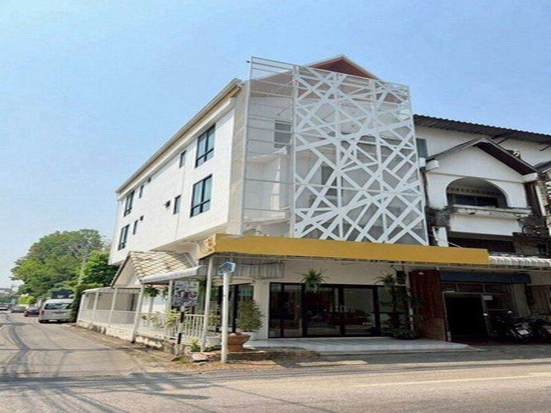 Hostel 3.5 ชั้น ทำเลทอง ห้องมุม ติดถนน พระสิงห์