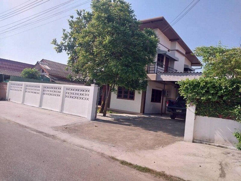 ให้เช่าบ้านโมเดิร์น2ชั้น 100ตรว. 5นอน3น้ำ เช่าลดเหลือ 26,000บ. เฟอร์ครบ เลี้ยงสัตว์ได้ แยกกองทราย บ้านจินดาวิลล่า ต.หนองผึ้ง สารภี เชียงใหม่