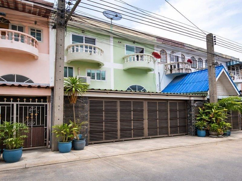 ทาวน์เฮ้าส์ 2 ชั้นครึ่ง ใกล้ The Extenso เลียบวารี พร้อมดาดฟ้า 2นอน 2 ห้องน้ำ 2 ที่จอดรถ 19ตร.ว. หนองจอก บิ๊กซีมิตรสัมพันธ์