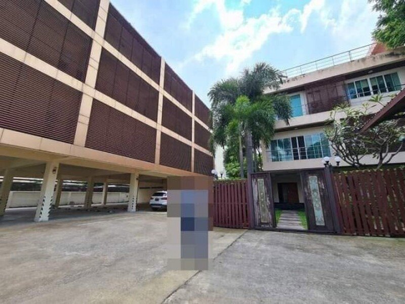 ขาย ออฟฟิศพร้อมบ้านเดี่ยว สุขุมวิท 101 บ้านเดี่ยวมีสระว่ายน้ำส่วนตัว  TEL 095-164-2956