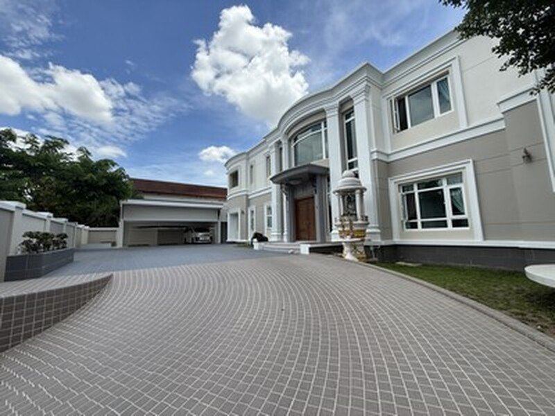 Rare Luxury Mansion ใจกลางเมือง บนที่ดินกว่า 204 ตร.ว. พร้อมความเป็นส่วนตัวสูงสุด