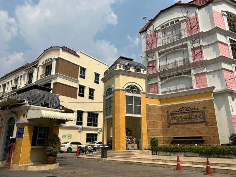 ขายหรือเช่าบ้านกลางเมือง แยกรัชดา-ลาดพร้าวชั้น3มี4นอน3น้ำพื้นที่200ตร.ม.แอร์5เครื่องซื้แล้วเข้าอยู่ได้เลยเช่าเพียง300000บาท/เดือน
