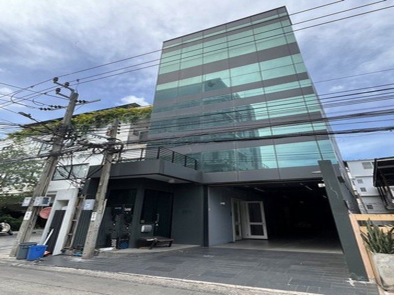 ให้เช่าออฟฟิศสำนักงาน5ชั้น มีลิฟท์ ใกล้รถไฟฟ้า BTSสถานีทองหล่อ และสถานีพร้อมพงษ์  พื้นที่ใช้สอย 900 ตรม .ซอยทองหล่อ23หรือสุขุมวิท55