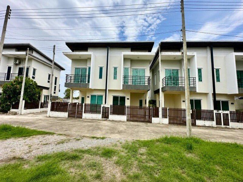 ขายยกโครงการ ที่ดินพร้อมบ้านแฝด ทำเลศักยภาพใจกลางปราณบุรี  ต.เขาน้อย อ.ปราณบุรี จ.ประจวบคีรีขันธ์