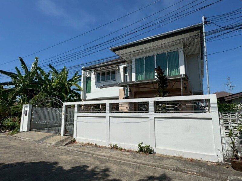 ให้เช่าบ้านเดี่ยว 2 ชั้น หมู่บ้านเคหะนคร 3 ซอยพัฒนาการ 50 แอร์เฟอร์ครบ มี4ห้องนอน3ห้องน้ำ จอดรถได้ 6 คัน ราคาเช่าเดือนละ 45,000 บาท
