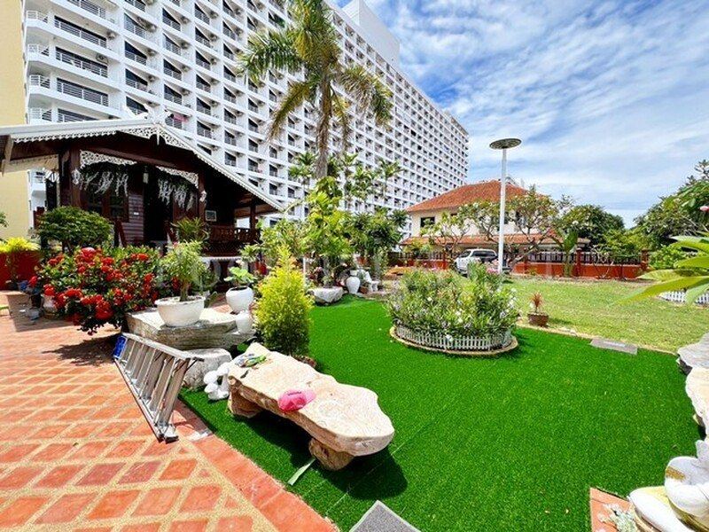 ขายบ้านไม้สัก 2 ชั้น 2 หลัง พร้อมที่ดิน 210 ตารางวา หมู่บ้าน Royal Park Village ถนนเทพประสิทธิ์ บางละมุง ชลบุรี (หลังริม)