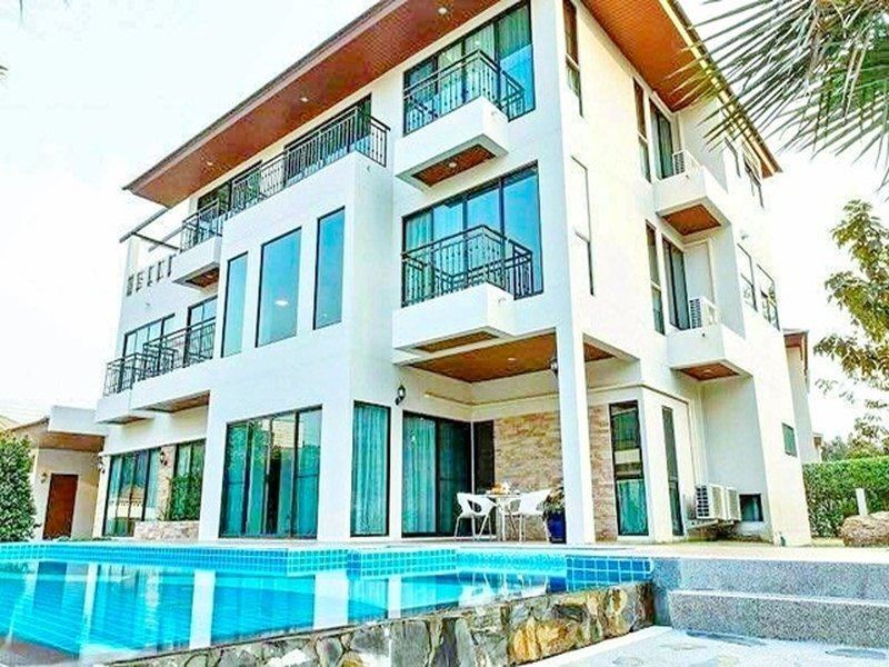 พระราม 9 คฤหาสน์ 3ชั้น 4ปีมีครั้ง สนามกอล์ฟ กรุงเทพกรีฑา 800ม. Pool Villa เฟอร์ครบ 6นอน 6 น้ำ ม.นานาชาติแสตมฟอร์ด 250ม. 200ตร.วา. 650ตร.ม.