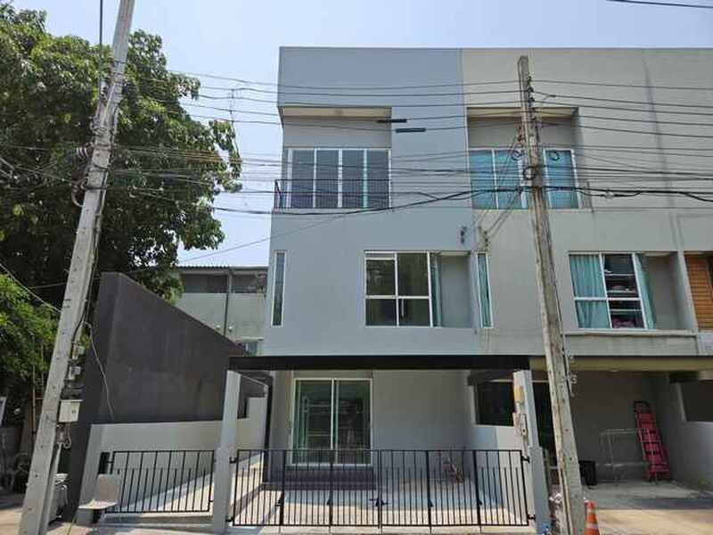 ขายทาวน์โฮม Patio พัฒนาการ 38 ขนาด 26.59 ตร.ว. พื้นที่ใช้สอย 155 ตร.ม. 3 นอน 3 น้ำ หลังมุมหน้าสวน รีโนเวทใหม่ ราคา 5,900,000 บาท