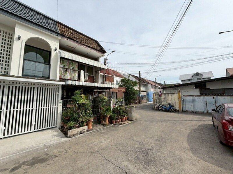 P3389 ขายทาวเฮ้าส์ 2 ชั้น รีโนเวทใหม่ ถนนเสนานิคม1 ซอย35 ย่านลาดปลาเค้า โชคชัย 4
