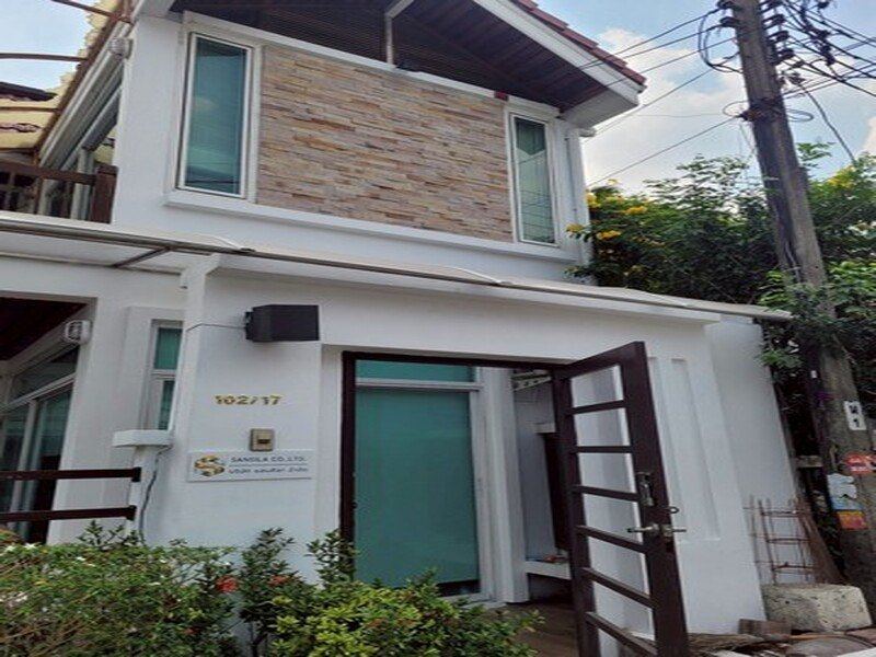 ขายทาวน์เฮ้าส์หลังมุม สินพัฒนาธานี 28.5 ตร.ว. 4 นอน ใจกลางเมืองจตุจักร ถ.เทศบาลสงเคราะห์