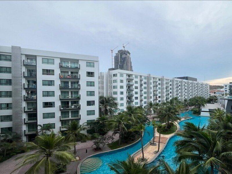 Vายคอนโด Arcadia Beach Resort พัทยา คอนโด สไตล์รีสอร์ท มีสระว่ายน้ำล้อมรอบ