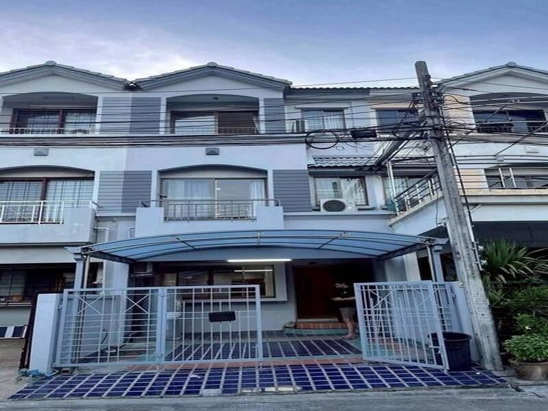 HR 10039 ให้เช่า ขายทาวน์โฮม 3 ชั้นหน้าสวน 3 ห้องนอน บ้านกลางเมือง ซอยพระราม9 ซอย 43 ใกล้ The Nine พระราม9 จดทะเบียนได้