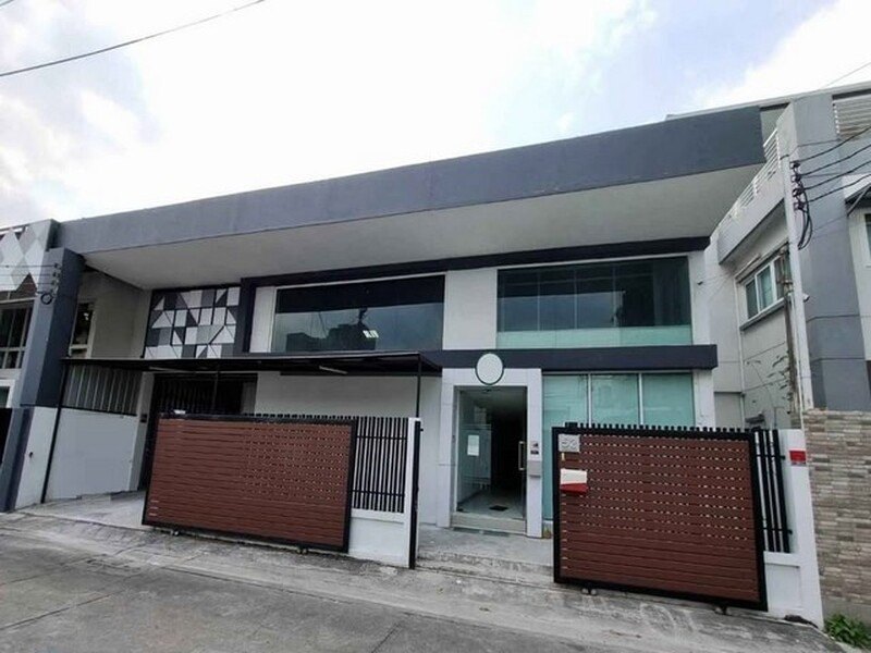 ให้เช่าโกดังพร้อมออฟฟิศ รวม 440 ตรม. รามคำแหงซอย 4 ใกล้แยกคลองตัน พระราม 9 เหมาะสำหรับสต๊อกสินค้า หรือศูนย์กระจายสินค้า