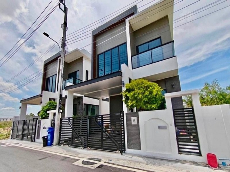 ขายบ้าน 3 ชั้น 4 ห้องนอน โครงการ Tanaphol Property บางนา กม. 10 ใกล้เมกะบางนา
