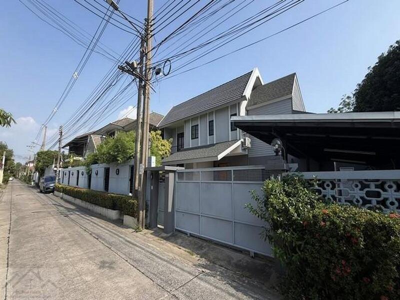 ให้เช่าบ้านเดี่ยว 5 ห้องนอน ซอยรัชดาภิเษก 32 บ้านสไตล์คอนกรีตผสมไม้ เงียบสงบ เป็นส่วนตัวสูง เดินทางสะดวก รัชดา ลาดพร้าว พระราม 9