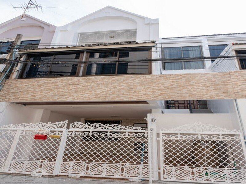 ให้เช่าทาวน์เฮ้าส์ 3 ชั้น 250 ตร.ม. 3 ห้องนอน ซอยสุขุมวิท 44-2 ใกล้ BTS พระโขนงเพียง 500 เมตร