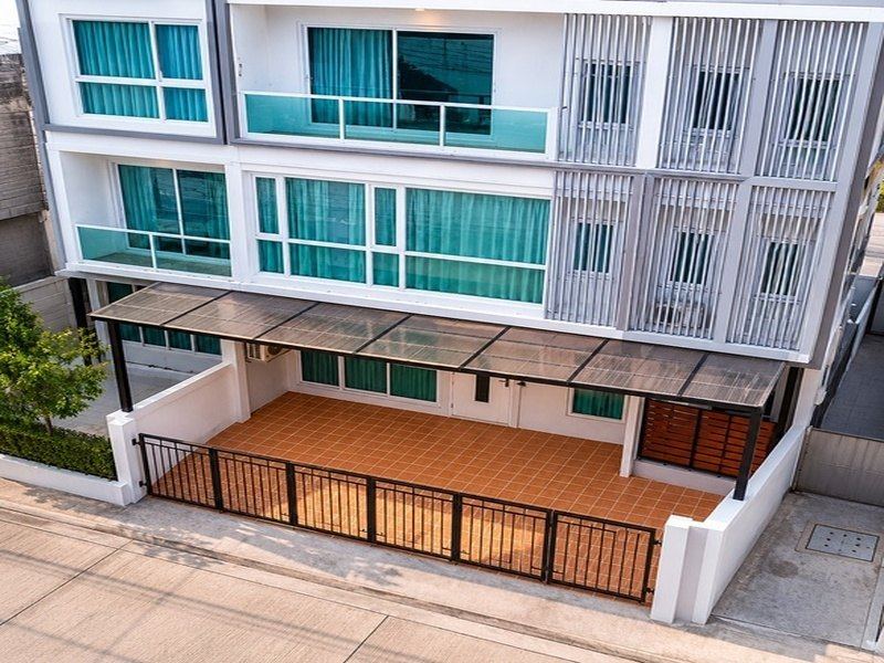 ลาดปัฐวิกรณ์ 1.3 กม. ทาวน์โฮม 3 ชั้น 3 นอน 3 น้ำ ชอคโกแลตวิลล์ 700ม. ใกล้ รร.บดินทรเดชา2 950 ม.  20 ตร.ว. พร้อมแอร์ครบทุกชั้น