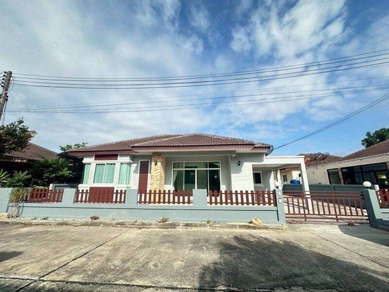 ให้เช่าบ้านเดี่ยวชั้นเดียวขนาด 70 ตรว 3นอน เนื้อที่เยอะ มีเฟอร์ ใกล้นิคมอมตะเฟส8,9 พานทอง ชลบุรี