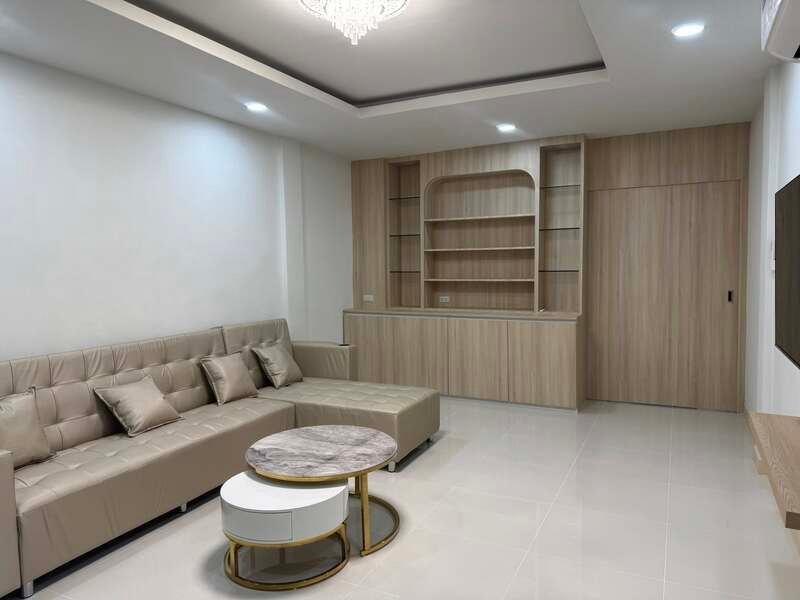 ให้เช่าทาวน์โฮม 3 ชั้น ถนนสุธิสาร แอร์เฟอร์นิเจอร์ครบพร้อมเข้าอยู่5นอน5น้ำเฟอร์ครบใกล้ MRTสุทธิสารเพียง1 กม. ราคาเช่า63,000บาท/เดือน
