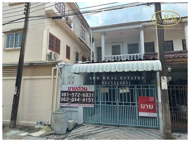 ขายด่วน : ทาวน์เฮ้าส์ หมู่บ้าน ปรางค์ทิพย์ ซอย ลาดพร้าว 95 3.95 ล้านบาท