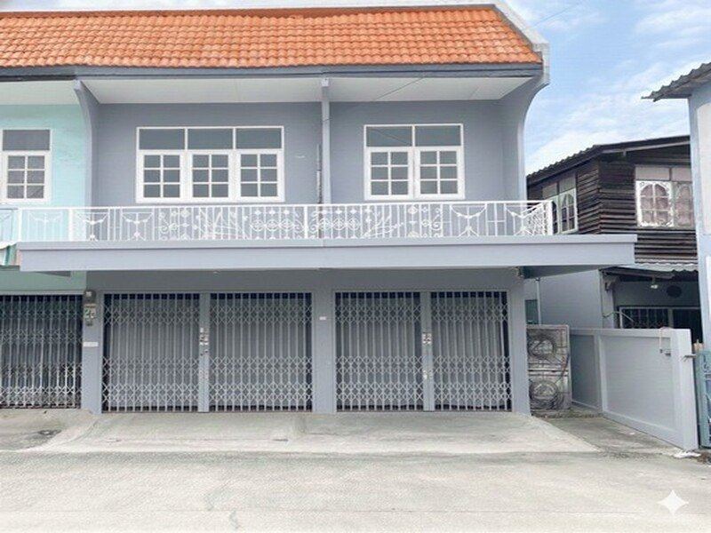 ขายด่วน รีโนเวทใหม่ อาคารพาณิชย์ 2 ชั้น อ้อมใหญ่ ซอยเทศบาล 6 หลังใหญ่ ขนาด 28 ตรว. ตรงข้ามบิ้กซีอ้อมใหญ่ ทำเลดี (คุณเจี๊ยบ 080-2114266 )