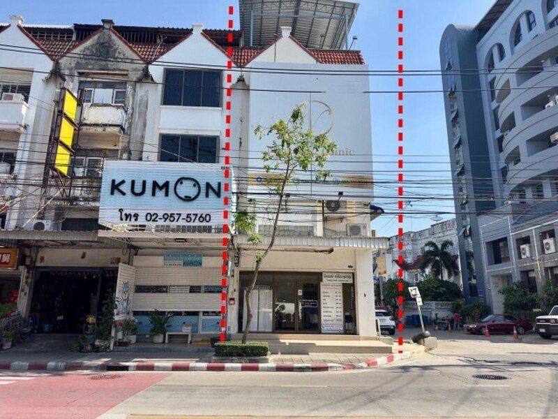 ขายอาคารพาณิชย์ หลังมุม พื้นที่ 25 ตารางวา ถนนอินทราภรณ์ แขวงพลับพลา เขตวังทองหลาง กทม. อาคารสูง 4.5 โครงสร้างแข็งแรง