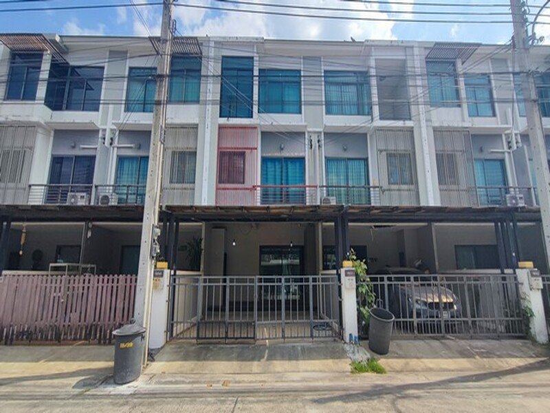 ขาย SALE ทาวน์โฮม เดอะเมโทร พัฒนาการ ศรีนครินทร์  3600000 บ.   พร้อมอยู่!