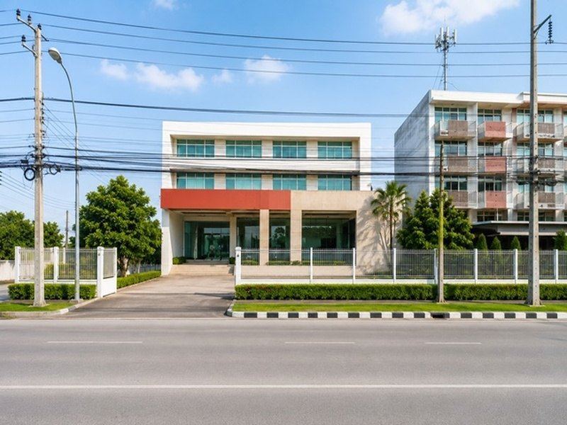 ใกล้ลิตเติ้ลวอร์ค ลาดกระบัง 1.1 กม.โรบินสันลาดกระบัง 1 กม. โชว์รูม และอาคารพาณิชย์ 3 ชั้น 4 นอน 4 น้ำ  2ไร่ 100ตร.ว. 1500ตร.ม.