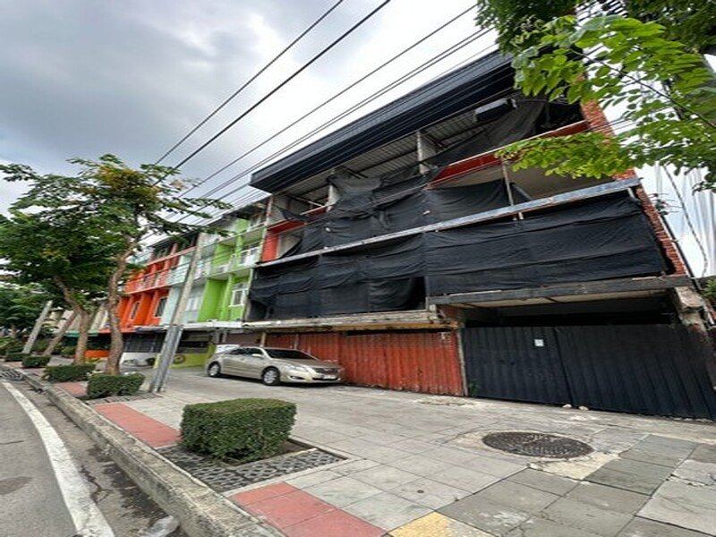 ขายที่ดินพร้อมสิ่งปลูกสร้าง — ริมถนนราษฎร์บูรณะ ทำเลดี ติดถนนใหญ่