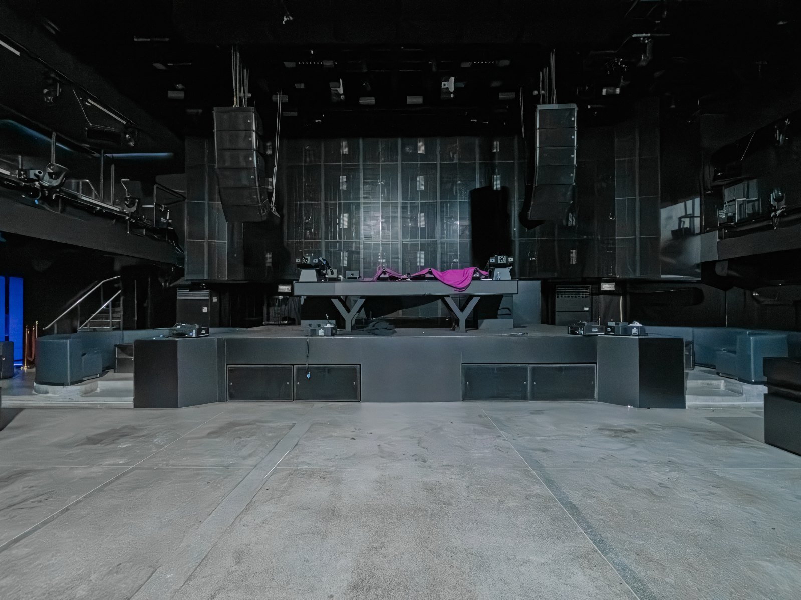 ปล่อยเช่า ผับ ไนต์คลับ (Nightclub) เซ้งอาคาร 3 ชั้น 2,100 ตรม. ทำเลใจกลางเอกมัย สามารถดำเนินธุรกิจต่อได้ทันที โทร 090-6360022