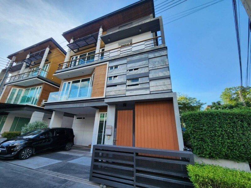 ให้เช่าบ้านเดี่ยว3ชั้น พร้อมสระว่ายน้ำส่วนตัวใจกลางเมือง โครงการThe Gallery House Pattern มี4 นอน 6 น้ำ 1 แม่บ้าน ราคา160,000บาท