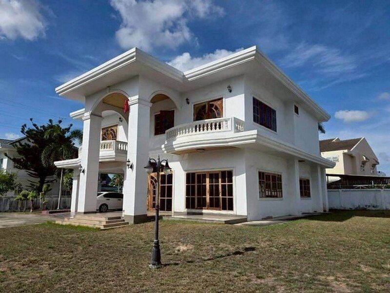 เปิดขายบ้านเดี่ยวในหมู่บ้าน 2ชั้น หลังใหญ่ มีพื้นที่ ใช้สอย มากมายใจกลางเมืองชลบุรี