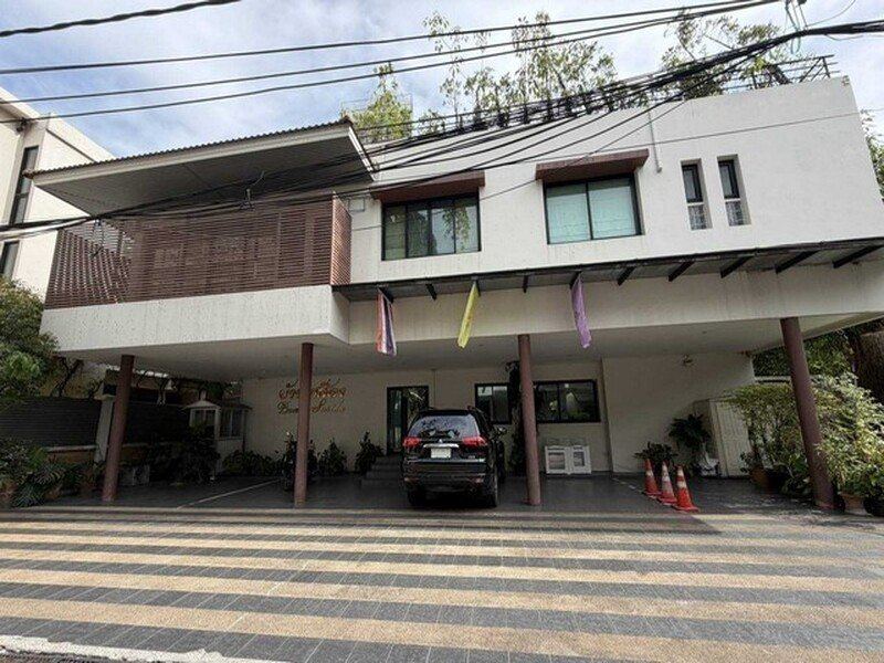 ให้เช่าบ้าน 2 ชั้น ซอยสุขุมวิท 24 ใกล้ห้าง Emporium ตกแต่งพร้อมเข้าอยู่  แขวงคลองตัน เขตคลองเตย,กรุงเทพมหานคร