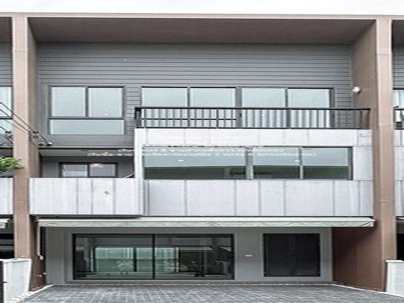 Townhome ขายทาวน์โฮม 3 ชั้น รีโนเวทใหม่ ถ.ศรีนครินทร์-ร่มเกล้า 18.1 3 น 3 น้ำ 2 จอดรถ ราคา 4.29 ล้านบาท ใกล้ หมู่บ้านนักกีฬาแหลมทอง 4290000 THB 3 BR 18 ตรว. 0 งาน 0 ไร่ ทำเลสวย