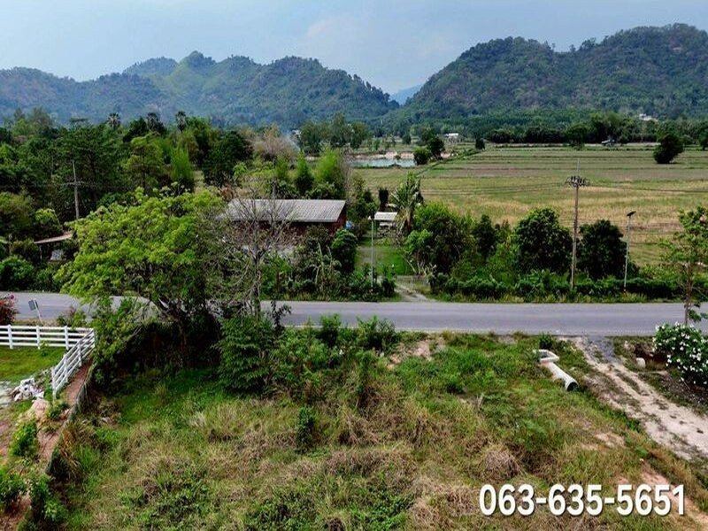 ขายที่สวยติดถนนค้าขายได้ เส้นหน้าวัดเขาพระ ติดถนนเส้น บ้านขาม-ตอไม้แดง ต.เขาพระ อ.เมืองนครนายก เดินทางสะดวกใกล้แหล่งท่องเที่ยวมากมาย