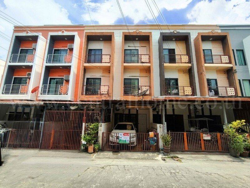 ทาวน์เฮ้าส์ 3 ชั้น หมู่บ้านไพโรจน์ โครงการ 5 บางนา ทำเลดี ราคาถูก