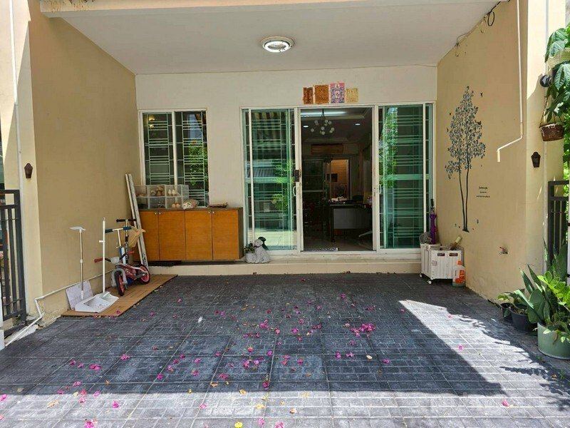 ขายทาวน์โฮม 3 ชั้น หลังมุม ปรับปรุงใหม่ บ้านกลางเมือง สาทร ตากสิน พื้นที่ 20 ตรว 3นอน 3น้ำ  มีบิวอินบางส่วน- ghd000103