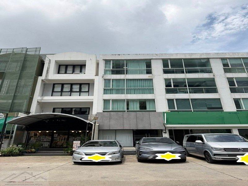ให้เช่าอาคาร 4 ชั้น 1 คูหา สุขุมวิท 39 พร้อมพงษ์ พร้อมที่จอดรถ ใกล้เอมควอเทีย ทำเลต่างชาติ เหมาะทำธุรกิจ