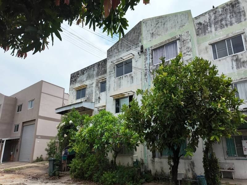 ขายอาคารสำนักงาน โกดัง 92 ตรว.  ด้านหน้าติดวิวทะเลสาบ ห่างจากถนนบางกรวย-ไทรน้อย เพียง 670 ม. ไทรน้อย จังหวัดนนทบุรี