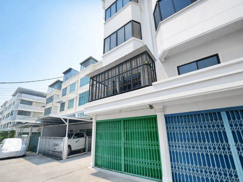 Iconsiam 2.68กม. 2 น้ำ ใกล้ BTS โพธิ์นิมิตร 700 ม. 20 ตร.วา.320 ตร.ม. ใกล้รพ.สมเด็จพระปิ่นเกล้า 900 ม อาคารพาณิชย์ 4 ชั้น ห้องหัวมุม 4 นอน