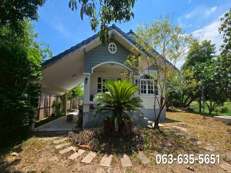 ขายบ้านเดี่ยวติดริมน้ำโอบ ฮวงจุ้ยท้องมังกร หมู่บ้านสวนแสนสุข อ.องครักษ์ จ.นครนายก อยู่ซอยต้นๆของหมู่บ้าน มีรถประจำทางผ่านหน้าปากซอย