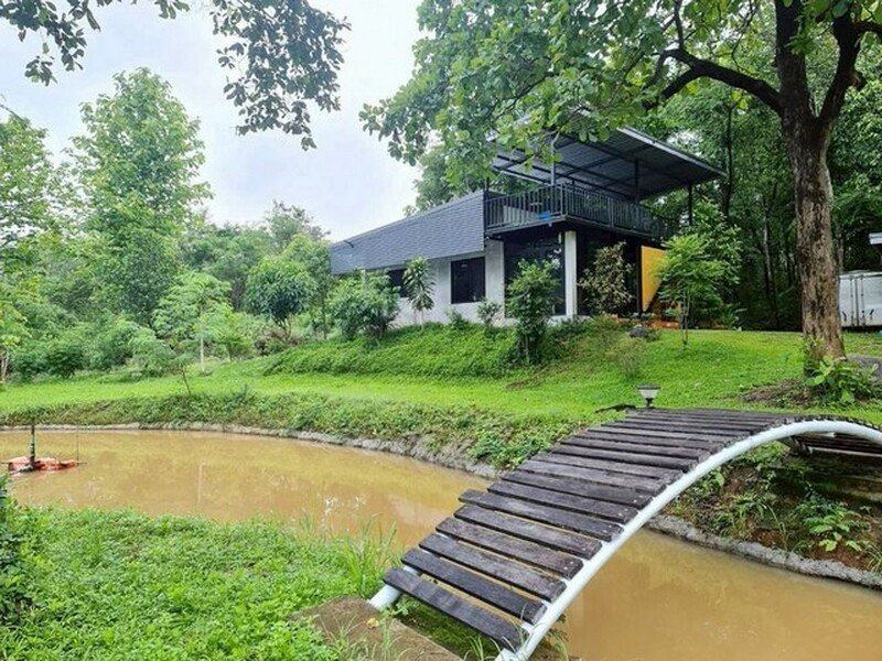 บ้านสวน 2 หลัง สไตล์บ้านพักตากอากาศ พร้อมเฟอร์นิเจอร์ สันกำแพง