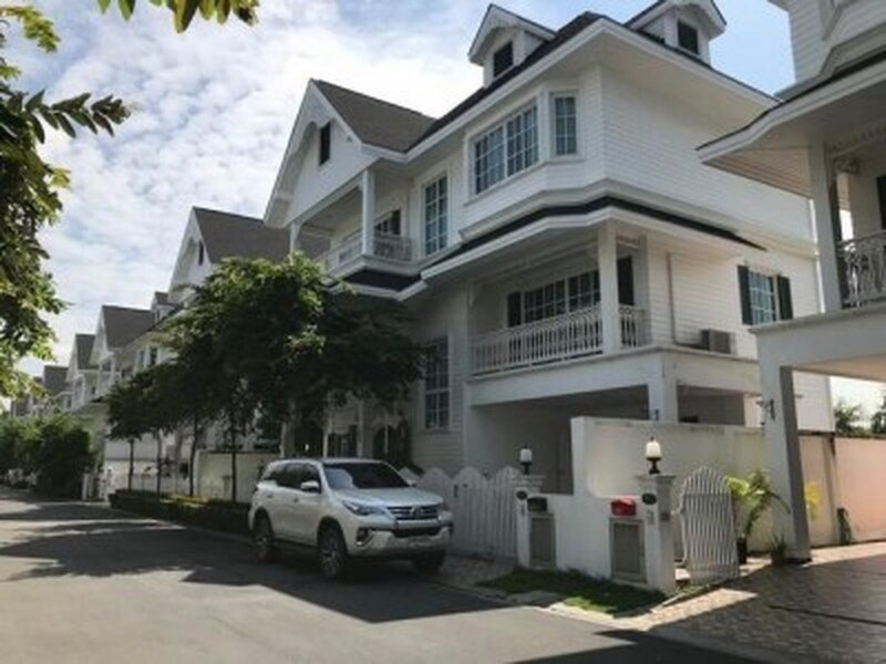 HR 10097 ให้เช่าบ้านเดี่ยวหลังใหญ่ สไตล์ยุโรป 3 ชั้น วิวสระว่ายน้ำ 4 ห้องนอน Fantasia Villa 3 ซอยสันติคาม14 (สุขุมวิท109) ใกล้ BTS แบริ่ง