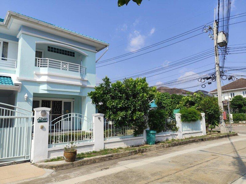 ขายบ้านเดี่ยว 2ชั้น มบ.ลัดดารมย์ 89ตร.วา หลังริมถนนเมนหมู่บ้าน ทำเลดี โครงการติดถนนใหญ่ รัตนาธิเบศร์ หน้าทางเข้า ติดMRT สีม่วง สถานีไทรม้า